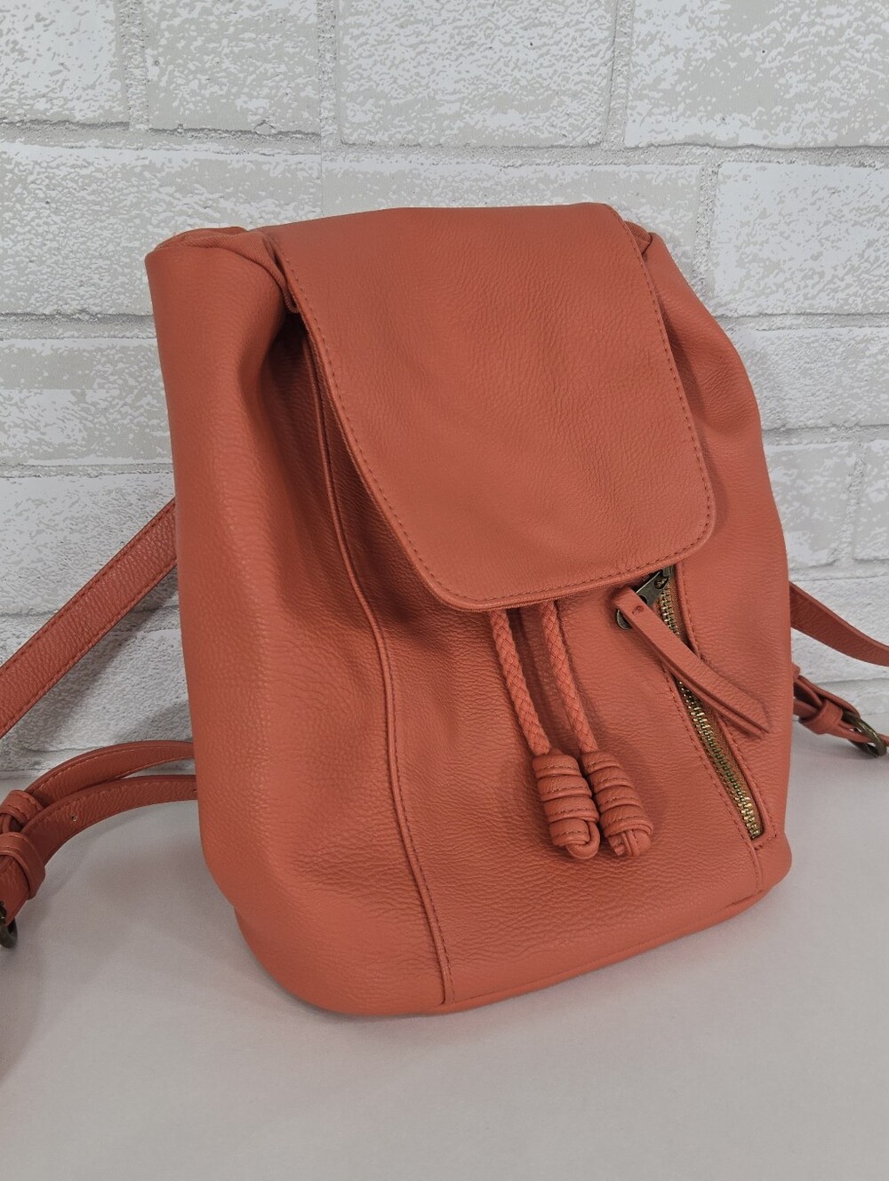 Universal Thread like new mini backpack - Picture 2 of 14